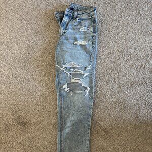AE Strigid Ripped Mom Jean Size: 4